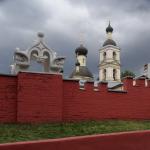 Iglesia de la Trinidad vivificante y la Presentación de la Santísima Virgen María en el Templo del Puente Saltykov en el Horario del Puente Saltykov