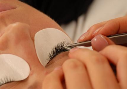 How to properly remove eyelash extensions at home