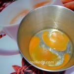 Tanke palačinke na vodi sa jajima