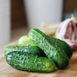 Traškūs lengvai sūdyti agurkai – paprasti ir skanūs receptai